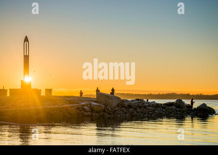 Sonnenaufgang über dem Fischer Memorial Nadel, Garry Point Park, Steveston, Richmond, Britisch-Kolumbien, Kanada Stockfoto