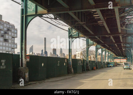 Sliver Wolkenkratzer 432 Park Avenue, zentrieren, ist durch die Website, wo die 5Pointz in Long Island City in Queens in New York auf Samstag, 2. Januar 2016 einst, zu sehen. Entworfen vom Architekten Rafael Viñoly, das Gebäude 1.396 Füßen gekrönt und ist jetzt die höchste Gebäude in der Stadt. Vom Penthouse Sie blicken auf das Empire State Building, zu zentrieren. (© Richard B. Levine) Stockfoto