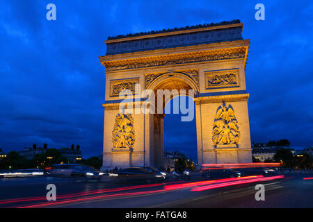 Der Arc de Triomphe bei Sonnenuntergang in Paris, Frankreich (mit Farbsättigung in der Postproduktion angepasst). Stockfoto