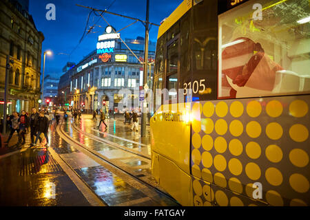 Manchester Metrolink Straßenbahn entlang der zweiten Kreuzung in die Printworks Exchange Square Straßenbahn Metrolink Stadtbahn schnelle Pendler tr Stockfoto