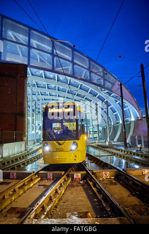 Manchester Metrolink Straßenbahn entlang der zweiten Kreuzung bei Victoria Station Straßenbahn Metrolink Stadtbahn schnelle Pendler transportation Stockfoto