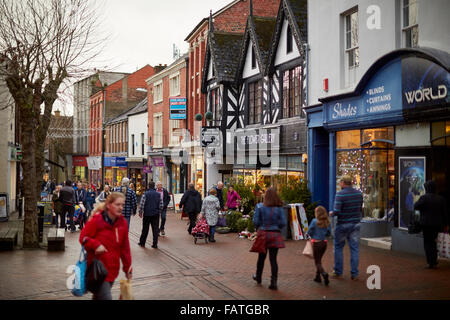 Geschäften einkaufen Einkäufer speichern Einzelhandel Bezirk Supermarktkette Oswestry Großbritanniens ältesten Grenze Siedlungen in Shropsh Stockfoto