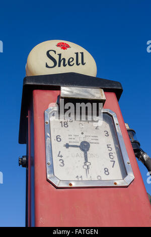 Alte Vintage Zapfsäulen in das Black Country Living Museum Dudley, bis Mitte des 20. Jahrhunderts zurückreicht. Stockfoto