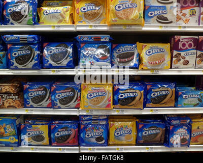 Boxen Nabisco Oreo Cookies in mehreren leckeren Geschmacksrichtungen auf einem Supermarktregal am Freitag, 1. Januar 2016 in New York. Das Unternehmen hat die Ante für Cookie-Liebhaber von coming out mit mehreren Geschmacksrichtungen der Milch und Cookie Klammer steigerte. (© Richard B. Levine) Stockfoto