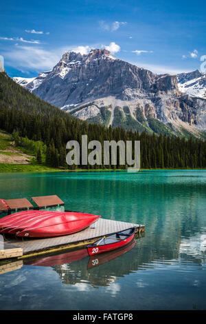 Roten Kanus auf dem Dock am Emerald Lake, Yoho Nationalpark, Britisch-Kolumbien, Kanada. Stockfoto