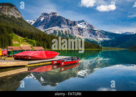 Roten Kanus auf dem Dock am Emerald Lake, Yoho Nationalpark, Britisch-Kolumbien, Kanada. Stockfoto