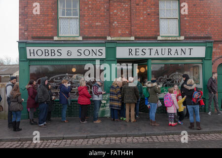 Schlange vor einem alten altmodisch britischen Fish &amp; Chips-Shop, Black Country Living Museum, Dudley UK Stockfoto