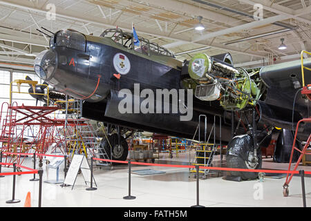 Eine Avro Lancaster Bomber innerhalb der Canadian Warplane Heritage Museum in Hamilton, Ontario. Winter-Wartungsarbeiten durchgeführt. Stockfoto