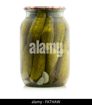 Marinierte Cocumbers Konserven im Glas auf dem weißen Hintergrund isoliert. Stockfoto