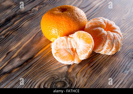 Mandarinen auf dem hölzernen Hintergrund. Stockfoto