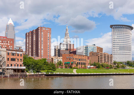 Die Skyline von Cleveland, Ohio gesehen über den Cuyahoga River von den Apartments entfernt. Stockfoto