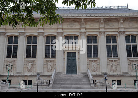 Die Westfassade des Gerichtsgebäudes liegt Rue de Harlay (Court of Justice von Paris), Île De La Cité, Paris, Frankreich. Stockfoto