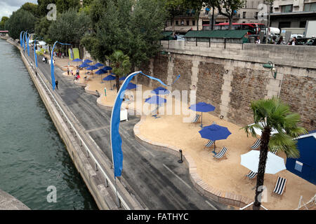 Paris-Plages ("Paris-Strände") Strand in der Nähe von Pont Neuf in Paris, Frankreich. (an einem sehr windigen bewölkten Sommertag!) Stockfoto