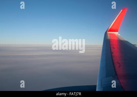 Blick aus einem Flugzeug Fenster, Blick auf den Flügel und Winglet. Stockfoto