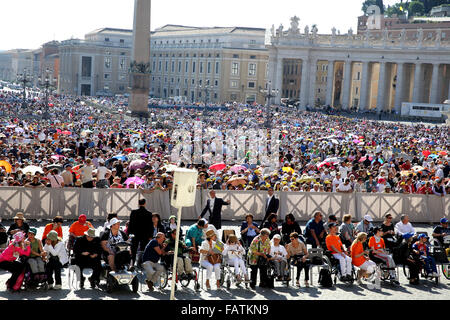 Pilger warten vor dem Papst Francis anlässlich einer wöchentlichen Generalaudienz in St.-Peter Platz in Rom. Stockfoto