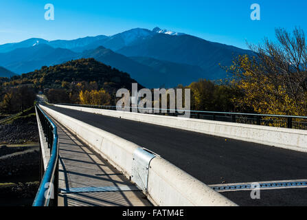 Brücke in den französischen Pyrenäen und malerischen Gebirge Stockfoto