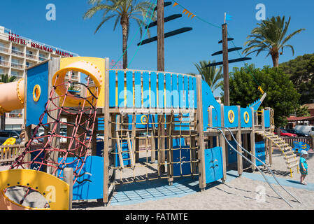 Kinderspielplatz am Strand von Lloret, Lloret de Mar, Costa Brava, Provinz Girona, Katalonien, Spanien Stockfoto