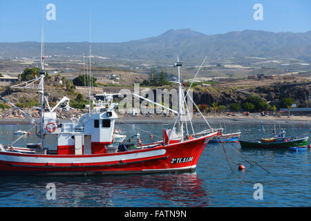 Teneriffa, Kanarische Inseln - Playa San Juan. Angelboote/Fischerboote. Stockfoto