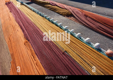 Teneriffa, Kanarische Inseln - Playa San Juan. Fischernetze ausgebreitet trocknen lassen. Stockfoto