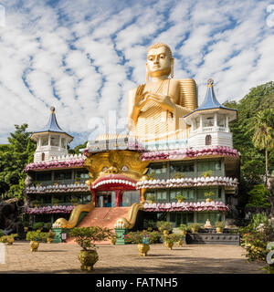 Kolossale vergoldet sitzende Buddha-Statue im Goldenen Tempel in Dambulla, Central Province, Sri Lanka Stockfoto