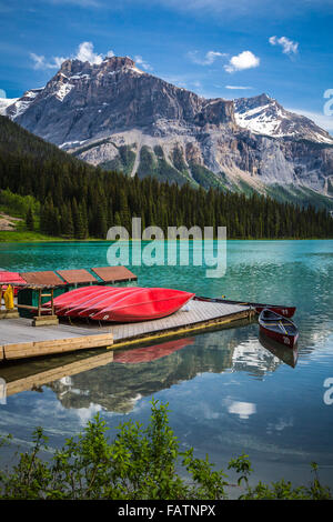 Roten Kanus auf dem Dock am Emerald Lake, Yoho Nationalpark, Britisch-Kolumbien, Kanada. Stockfoto