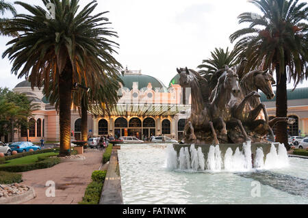 "Der Eroberer" Statue und Brunnen, Kaiser-Palast-Kasino, Kempton Park, Ekurhulen, Provinz Gauteng, Südafrika Stockfoto