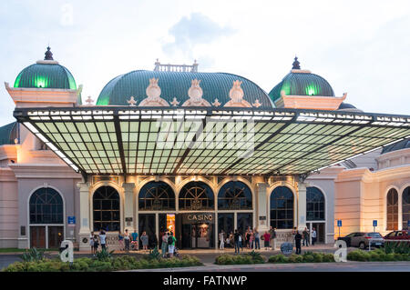 Kaiser-Palast-Kasino-Eingang in der Abenddämmerung, Kempton Park, Ekurhulen, Provinz Gauteng, Südafrika Stockfoto