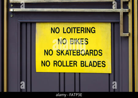 Negative Nachrichten auf ein gelbes Schild sagen: kein herumlungern, keine Fahrräder, keine Skateboards, keine Rollerblades Stockfoto