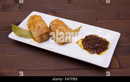 Panierte Fleisch rollt auf dem Tablett auf Holztisch Stockfoto