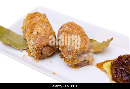 Panierte Fleisch rollt auf dem Tablett auf weißem Hintergrund, die aus der Nähe gesehen Stockfoto