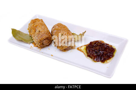 Panierte Fleisch rollt auf dem Tablett auf weißem Hintergrund Stockfoto