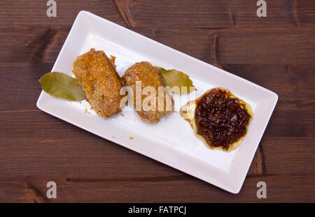 Panierte Fleisch rollt auf dem Tablett auf Holztisch von oben gesehen Stockfoto