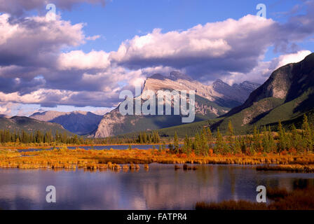 Mount Rundle und Vermilion Seen / Vermillion Seen, Banff Nationalpark, Alberta, Kanada - Kanadische Rockies, Herbst / Herbst Stockfoto