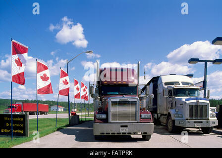 Semi-Sattelzüge an Big Rig Truck Stop entlang der Trans-Canada-Highway (Hwy 17), White River, Ontario, Kanada