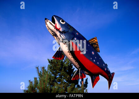 Große Forellen Fischen Skulptur, Roadside Attraction, Sault Sainte Marie, Ontario, Kanada Stockfoto