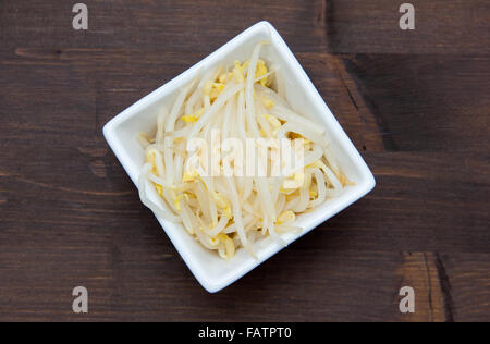 Sojabohnen auf quadratische Schüssel auf Holztisch von oben gesehen Stockfoto