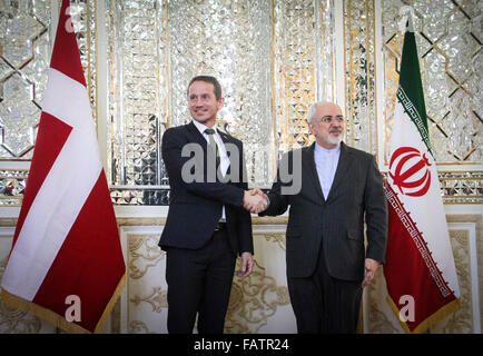 Teheran. 4. Januar 2016. Iranian Foreign Minister Mohammad-Javad Zarif (R) Meetss mit seinem dänischen Amtskollegen Kristian Jensen in Teheran 4. Januar 2016. Bildnachweis: Ahmad Halabisaz/Xinhua/Alamy Live-Nachrichten Stockfoto