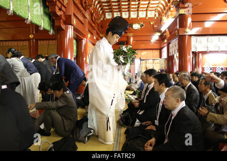 Tokio, Japan. 4. Januar 2016. Ein Shinto-Priester händigt eine Sakaki Niederlassung zu den Menschen, die Teilnahme an einer Zeremonie, die für Wohlstand in Kanda Myojin in Tokio, Japan, 4. Januar 2016. Bildnachweis: Takeshi Sumikura/AFLO/Alamy Live-Nachrichten Stockfoto