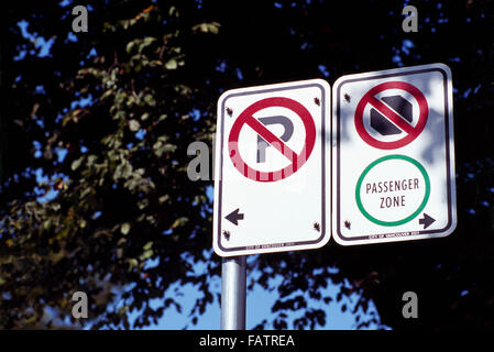 Satzungsänderung Ortsschild - keine Parkplätze, kein halten mehr Passagierbereich Stockfoto