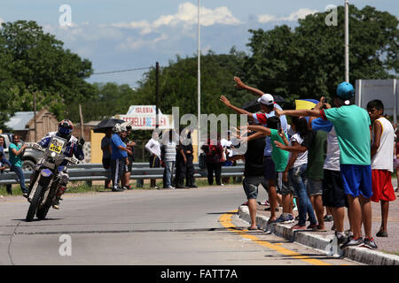 Santiago Del Estero, Argentinien. 4. Januar 2016. Die Menschen sehen eine Pilot in der zweiten Phase der 2016 Rallye Dakar, zwischen Villa Carlos Paz und Termas de Rio Hondo, Argentinien, am 4. Januar 2016 fahren. Bildnachweis: Emilio Rapetti/TELAM/Xinhua/Alamy Live-Nachrichten Stockfoto