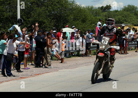 Santiago Del Estero, Argentinien. 4. Januar 2016. Die Menschen sehen eine Pilot in der zweiten Phase der 2016 Rallye Dakar, zwischen Villa Carlos Paz und Termas de Rio Hondo, Argentinien, am 4. Januar 2016 fahren. Bildnachweis: Emilio Rapetti/TELAM/Xinhua/Alamy Live-Nachrichten Stockfoto