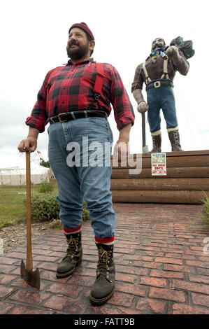 Eigenen, MI, USA. 22. August 2013. Ed Glotfelty posiert vor der Paul-Bunyan-Statue in der Innenstadt von eigenen Paul Bunyan Tagen, ein Festival, das jedes Jahr Ende September stattfindet. Eigenen ist die offizielle literarische Heimat von Paul Bunyan nach Bundesstaat Michigan. Der erste Zeitungsartikel zu schweigen von Paul Bunyan war im August 1906 in der eigenen Presse veröffentlicht und trug den Titel "Round River Drive." Die Legende von Paul Bunyan stammt von Arbeitnehmern im Holzfällerlager erzählen Geschichten von einem Holzfäller war größer als das Leben. © Mark Bialek/ZUMA Draht/Alamy Live-Nachrichten Stockfoto