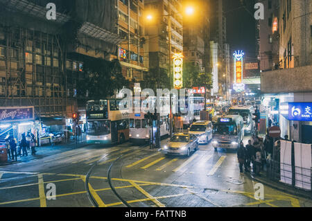 Hong Kong-Straße in der Nacht im Bereich Mittel- und Wanchai. Stockfoto