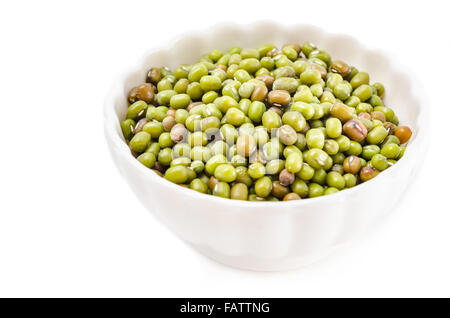 Mung Bohnen in weiße Tasse auf weißem Hintergrund. Stockfoto