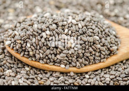 Chia-Samen in Holzlöffel hautnah. Stockfoto