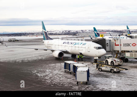 Westjet Boeing 737-800 Jet in Calgary International Airport geladen werden Stockfoto