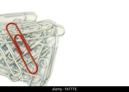 Eine rote Büroklammer Verlegung auf einen Haufen von White-Paper clips Stockfoto