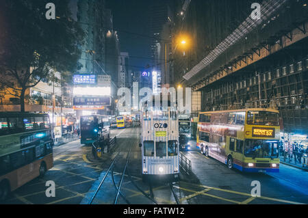Hong Kong-Straße in der Nacht im Bereich Mittel- und Wanchai. Stockfoto
