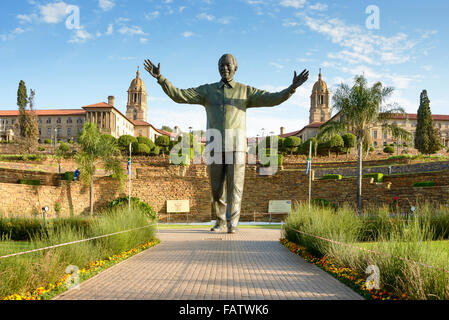 Mandela Statue durch den Union Buildings auf Meintjieskop, Pretoria, Stadt Tshwane Gemeinde, Provinz Gauteng, Südafrika Stockfoto