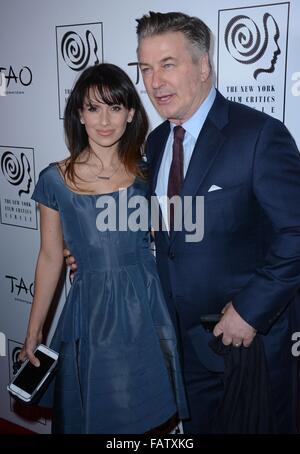 New York, NY, USA. 4. Januar 2016. Alec Baldwin, Hilaria Thomas im Ankunftsbereich für The New York Film Critics Kreis Awards Galadinner, TAO in der Innenstadt, New York, NY 4. Januar 2016. Bildnachweis: Derek Sturm/Everett Collection/Alamy Live-Nachrichten Stockfoto